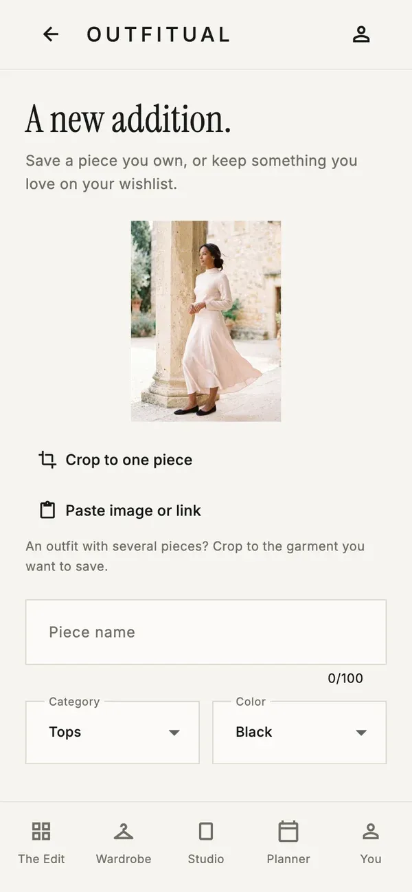 Outfitual-App-Screen zum Hinzufügen eines Kleidungsstücks mit Optionen für Zuschnitt, Kategorie und Farbe